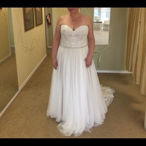 Brand new wedding dress size 18